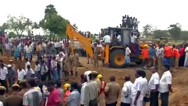 போர்வெல்லில் விழுந்த சிறுவன் மீட்பு போர்வெல்லில் விழுந்த சிறுவன் மீட்பு