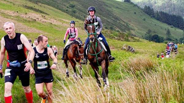 1000 மனிதர்களும், 50 குதிரைகளும்...