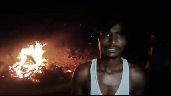 உடலை எரித்த போலீசார் உடலை எரித்த போலீசார்