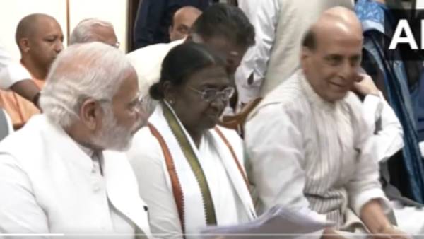 ஓபிஎஸ்ஸை கண்டு கொள்ளாத பிரதமர்