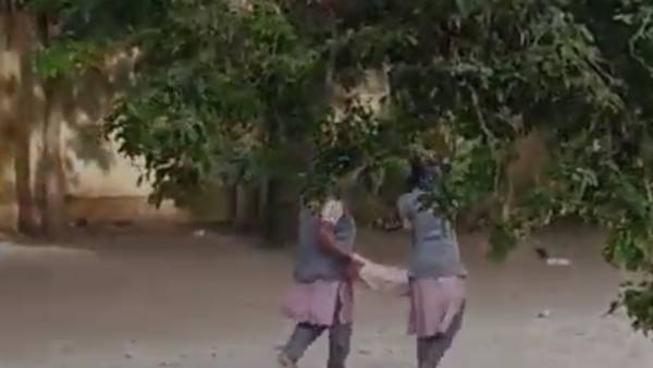 பள்ளி மாணவிகள் 