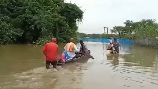 படகில் சென்ற பாஜக அமைச்சர் படகில் சென்ற பாஜக அமைச்சர்
