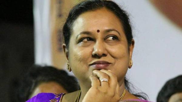  கன்னத்தை பிடித்து கிள்ளி..
