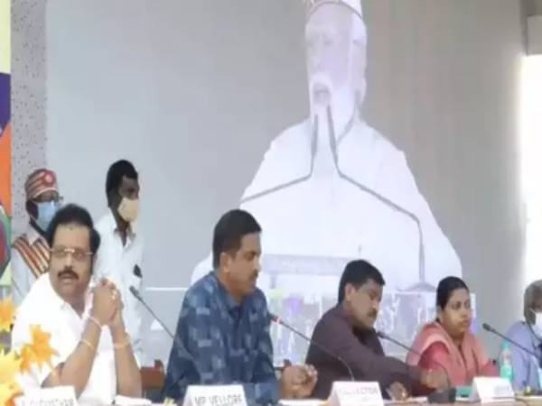  ஆட்சியர் அலுவலகத்தில் 