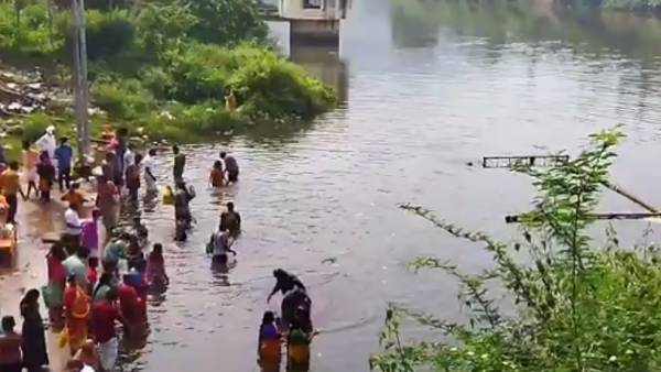  துணிகளை அங்கேயே வீசிவிட்டு 