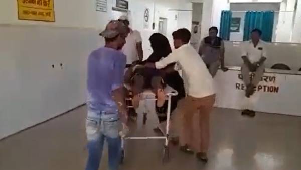  லத்தியை சொருகி எலெக்ட்ரிக் ஷாக் 