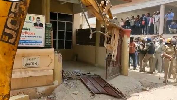 4 பேரின் வீடுகள் இடிப்பு 