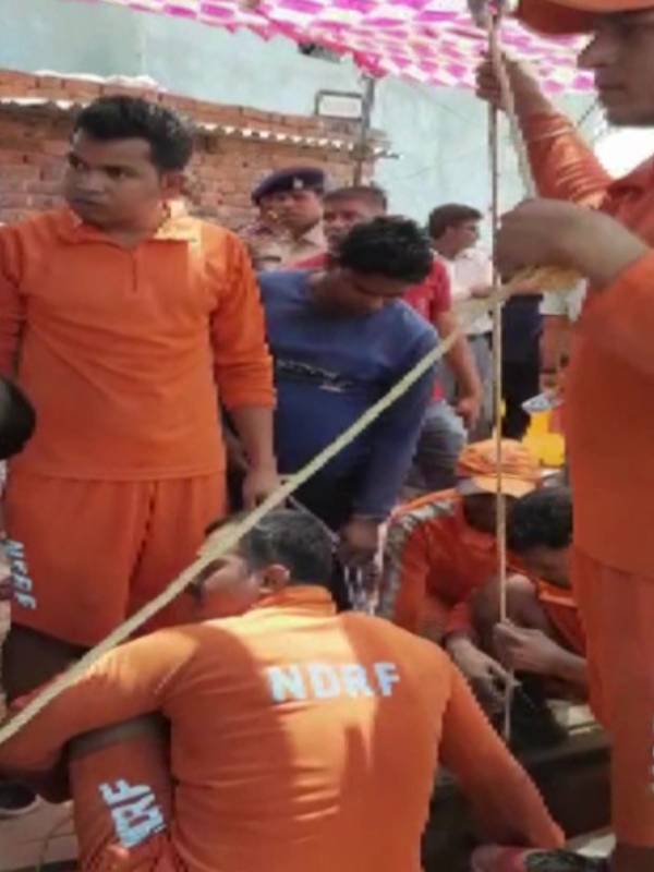 மீட்புப் பணியில் குழுவினர் மீட்புப் பணியில் குழுவினர்