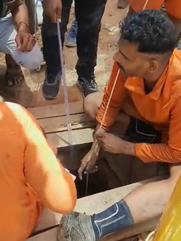 வாளியால் தண்ணீரை அனுப்பும் சிறுவன் வாளியால் தண்ணீரை அனுப்பும் சிறுவன்