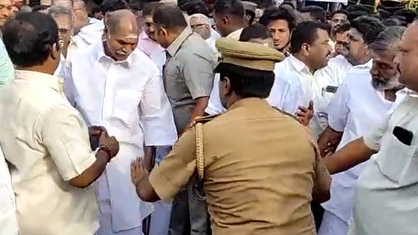 பின்னோக்கி சென்றார் 