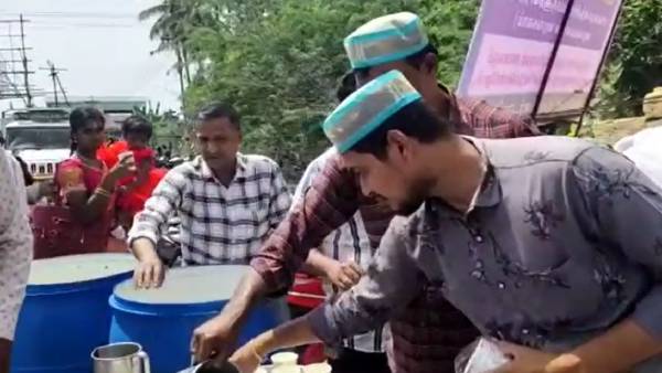 போராட்டத்தில் காவடிக்கு வழிவிட்ட இஸ்லாமியர்கள் 