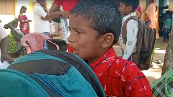 சிரித்த மாணவர்கள் 