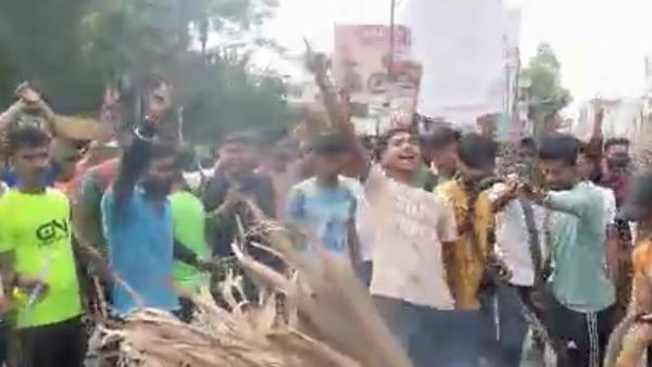 பீகாரில் ரயில் மறியல் பீகாரில் ரயில் மறியல்