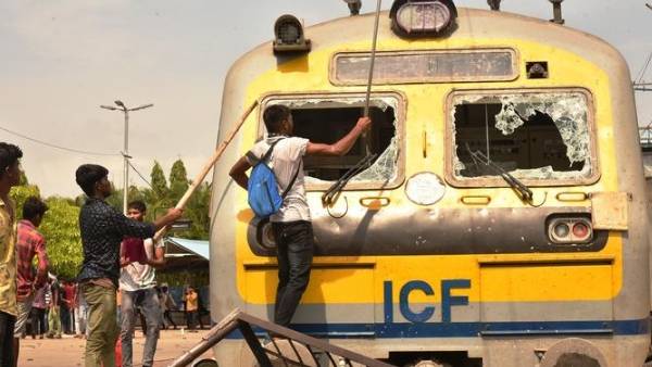 234 ரயில்கள் ரத்து; 12 தீக்கிரை 