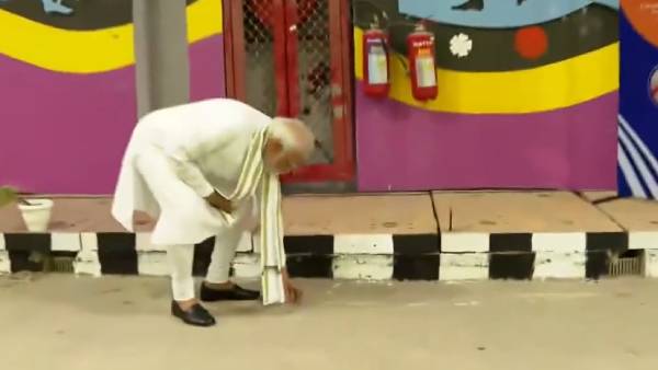 குப்பையை அகற்றிய மோடி 