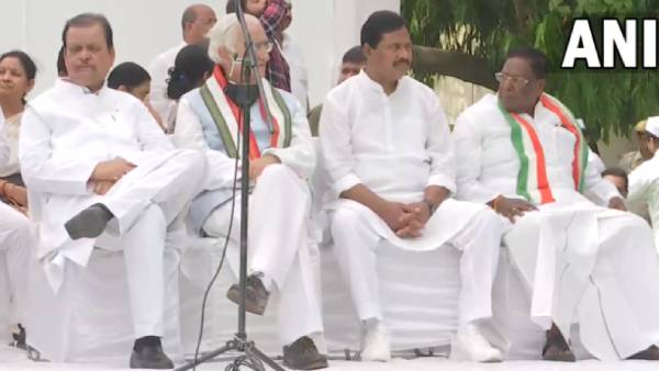 Rahul Row: Cong.holds Satyagraha at DelhiJantar Mantar 
