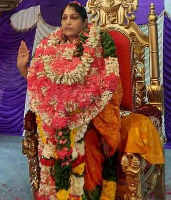 பக்தர்களுக்கு அன்னதானம் 