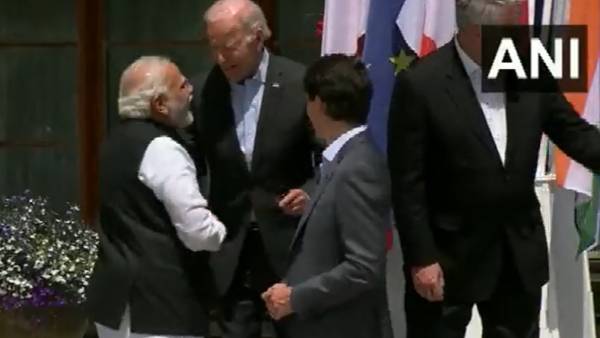 மோடியை தேடிவந்து கைக்குலுக்கிய ஜோபைடன்