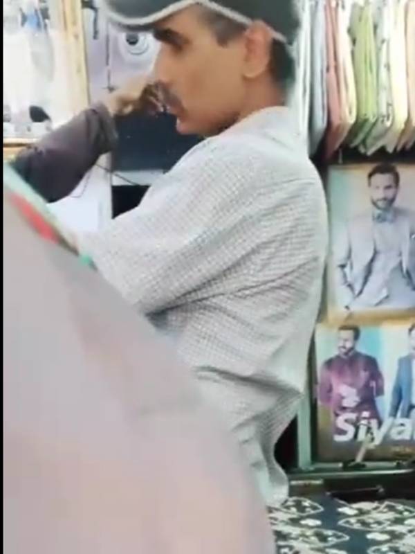 போலீஸ் வாபஸ் பெறப்பட்டதா? இதற்கிடையே கொலை தொடர்பாக பல்வேறு தகவல்கள் வெளியாகி உள்ளன. அதன்படி நுபுர் சர்மாவுக்கு ஆதரவாக கண்ணையா லால் சமூக வலைதளத்தில் பதிவிட்டுள்ளார். இதையடுத்து அவருக்கு சிலர் மிரட்டல் விடுத்தனர். இதுபற்றி கண்ணையா லால் போலீசில் புகார் செய்த நிலையில் அவருக்கு போலீஸ் பாதுகாப்பு அளிக்கப்பட்ட நிலையில் சில நாட்களுக்கு முன்பு அது திரும்ப பெறப்பட்டதாக கூறப்படுகிறது இருப்பினும் இதுபற்றி போலீஸ் தரப்பில் தற்போது வரை எதுவும் கூறப்படவில்லை. 