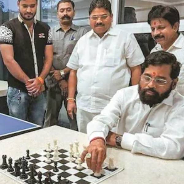 ஓட்டலில் அதிருப்தி எம்எல்ஏக்கள் 