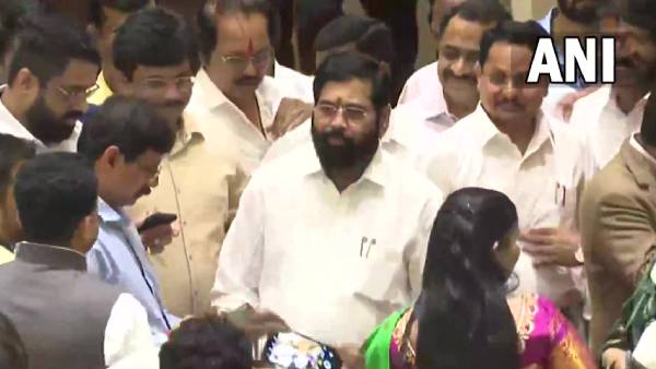 புதிய ஆட்சிக்கு உரிமை கோரல் புதிய ஆட்சிக்கு உரிமை கோரல்