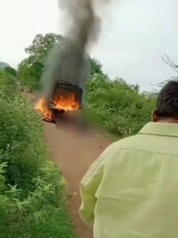 ஆட்டோ மீது விழுந்த மின்கம்பி ஆட்டோ மீது விழுந்த மின்கம்பி