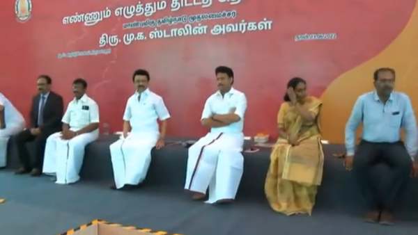 கைகளை கட்டி அமர்ந்த அமைச்சர் 