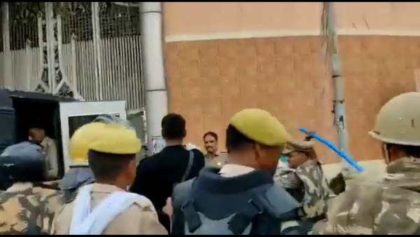 உபி போலீசாரின் கொடூர தாக்குதல் 