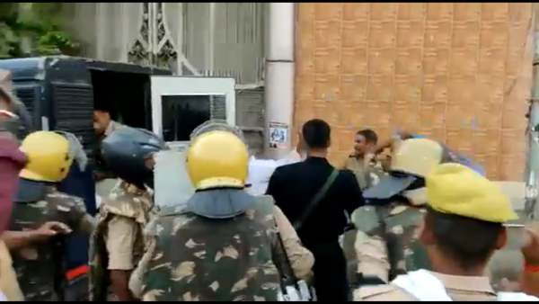 போலீஸ் சித்திரவதைகளுக்கு எதிராக பேசிய அதிகாரி 