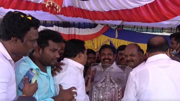  எடப்பாடி பழனிச்சாமி 
