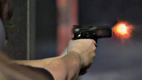 தாயை சுட்டுக்கொன்ற மகன் தாயை சுட்டுக்கொன்ற மகன்