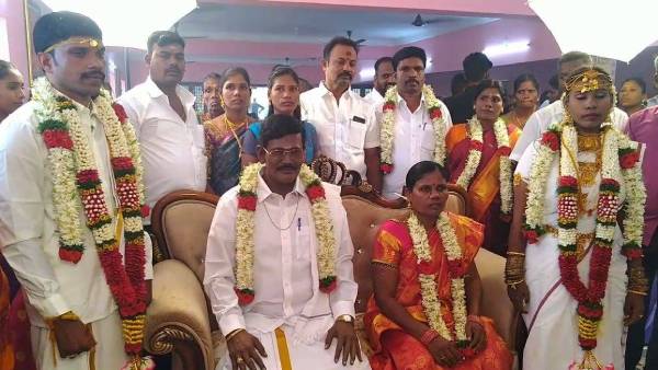  சிலை முன்பு திருமணம் 