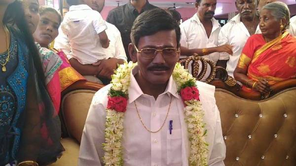 மெழுகு சிலை முன்பு திருமணம் 