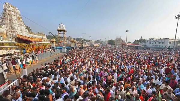 அலைமோதும் கூட்டம் 