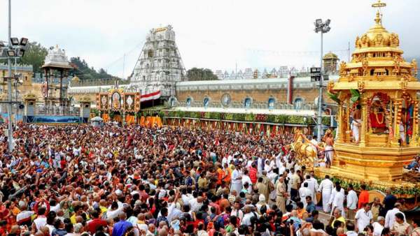 காத்திருக்கும் பக்தர்கள் 