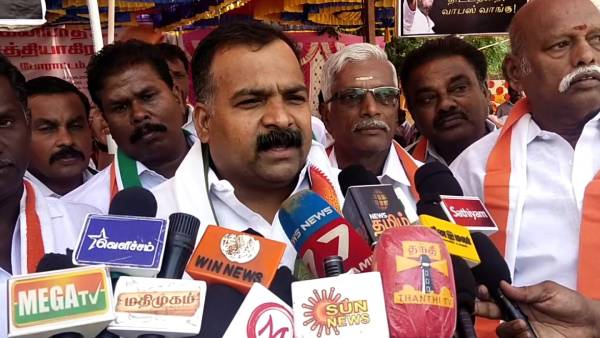 இளைஞர்கள் வாழ்வில் விளையாடுகிறது 