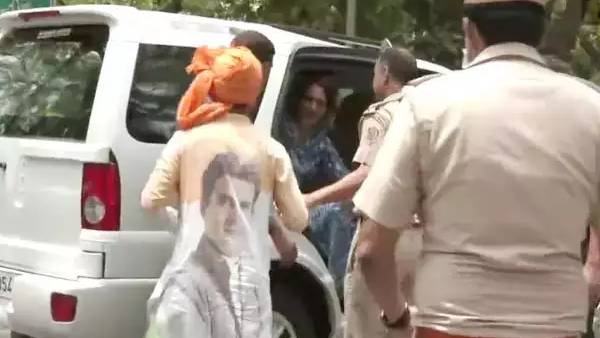 காரில் ஏறிய தொண்டர் 