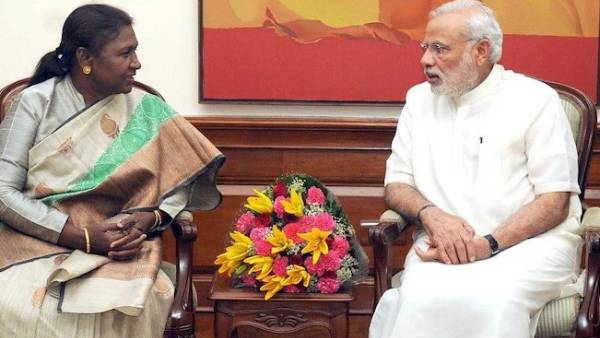 PM Narendra Modis photo is on the poster placed to welcome the Draupathi Murmu who has visited Manipur PM Narendra Modis photo is on the poster placed to welcome the Draupathi Murmu who has visited Manipur