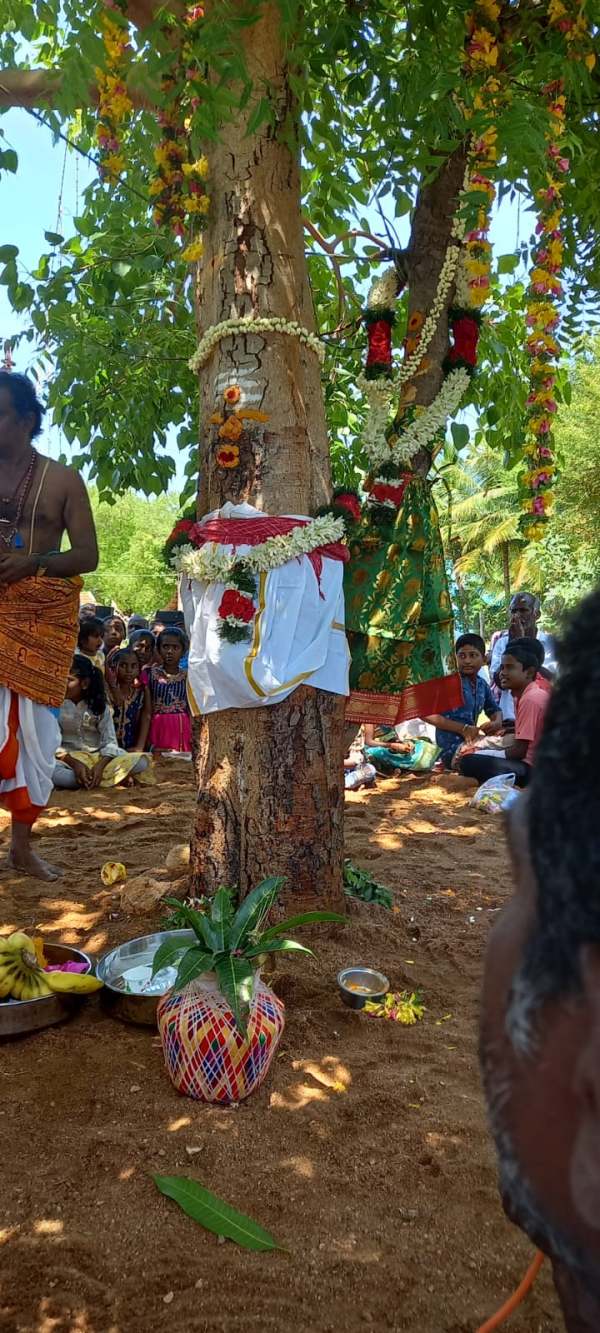 சுற்றியுள்ள கிராமத்தினர் 