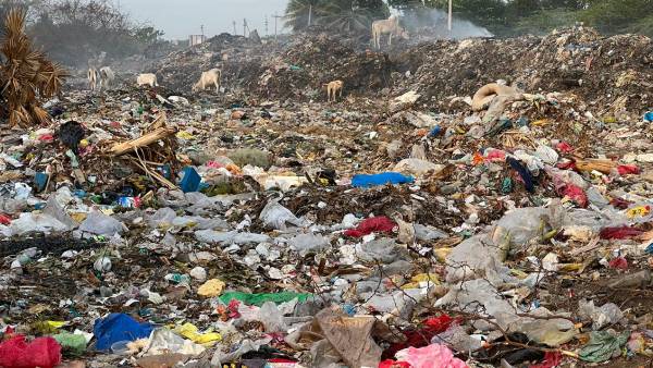 நிரம்பிய குப்பை கிடங்கு நிரம்பிய குப்பை கிடங்கு