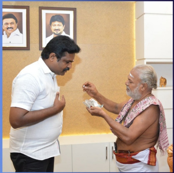 மேயர் அறையில் கருணாநிதி புகைப்படம் இல்லை 