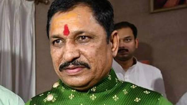 பாஜகவுக்கு ஓட்டு சேகரிக்கும் அதிகாரிகள் பாஜகவுக்கு ஓட்டு சேகரிக்கும் அதிகாரிகள்