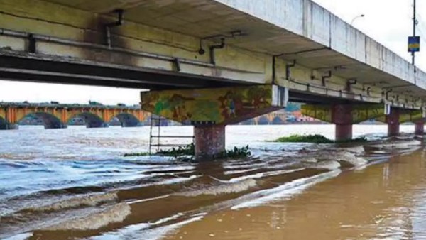  தரைப்பாலத்தை மூழ்கடித்தப்படி. . 