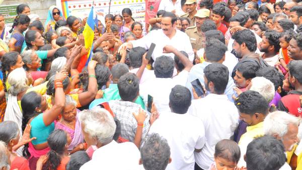 பேத்தியோடு வந்த தாத்தா பேத்தியோடு வந்த தாத்தா