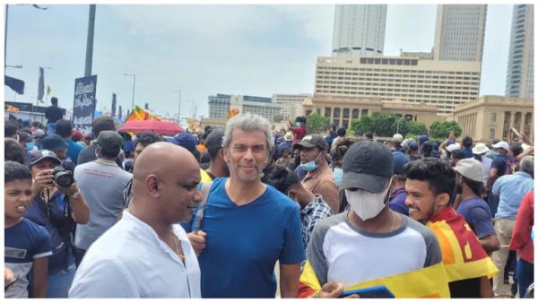 மக்களுடன் நிற்கிறேன் மக்களுடன் நிற்கிறேன்