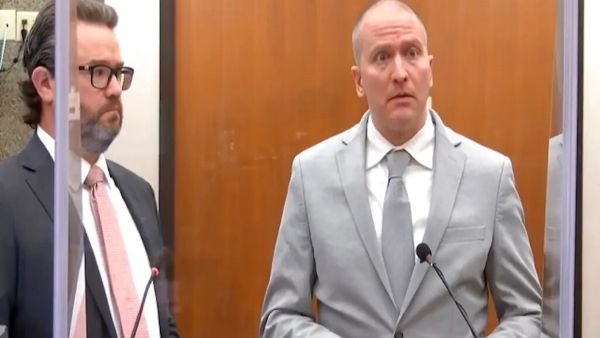 கழுத்தில் முழங்காலால் அழுத்திய போலீஸ் 