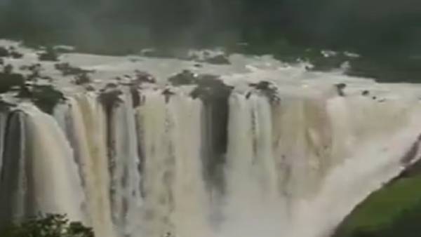 மேல் நோக்கி பாயும் அருவி மேல் நோக்கி பாயும் அருவி