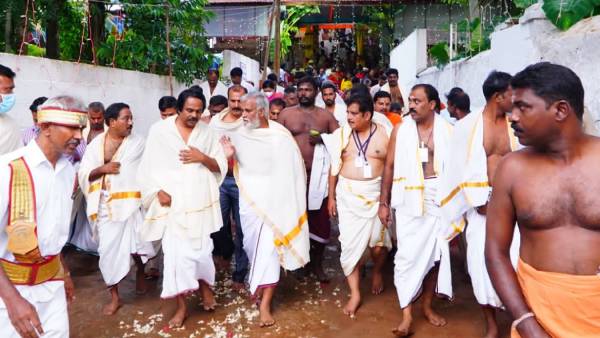  பக்தர்கள் குவிந்தனர் 