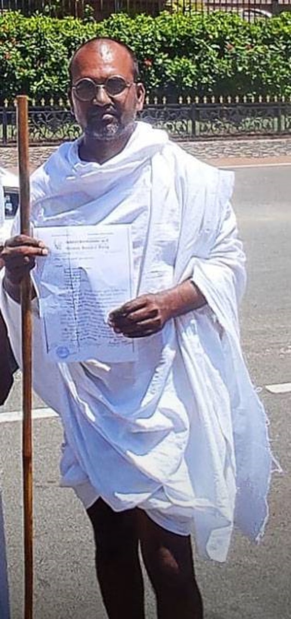 பணம் தர முயன்றார் 