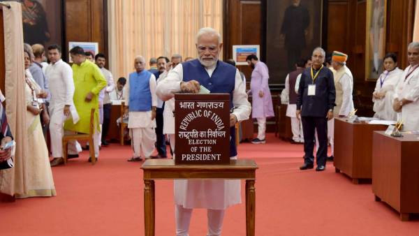 வாக்குப்பெட்டிகளுக்கு சீல் 